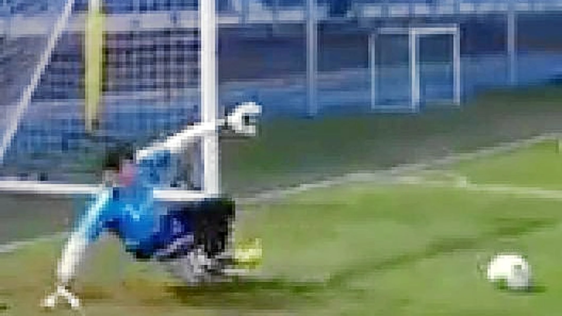 El portero del Real Madrid, Iker Casillas, durante el entrenamiento del equipo blanco en Valdebebas.