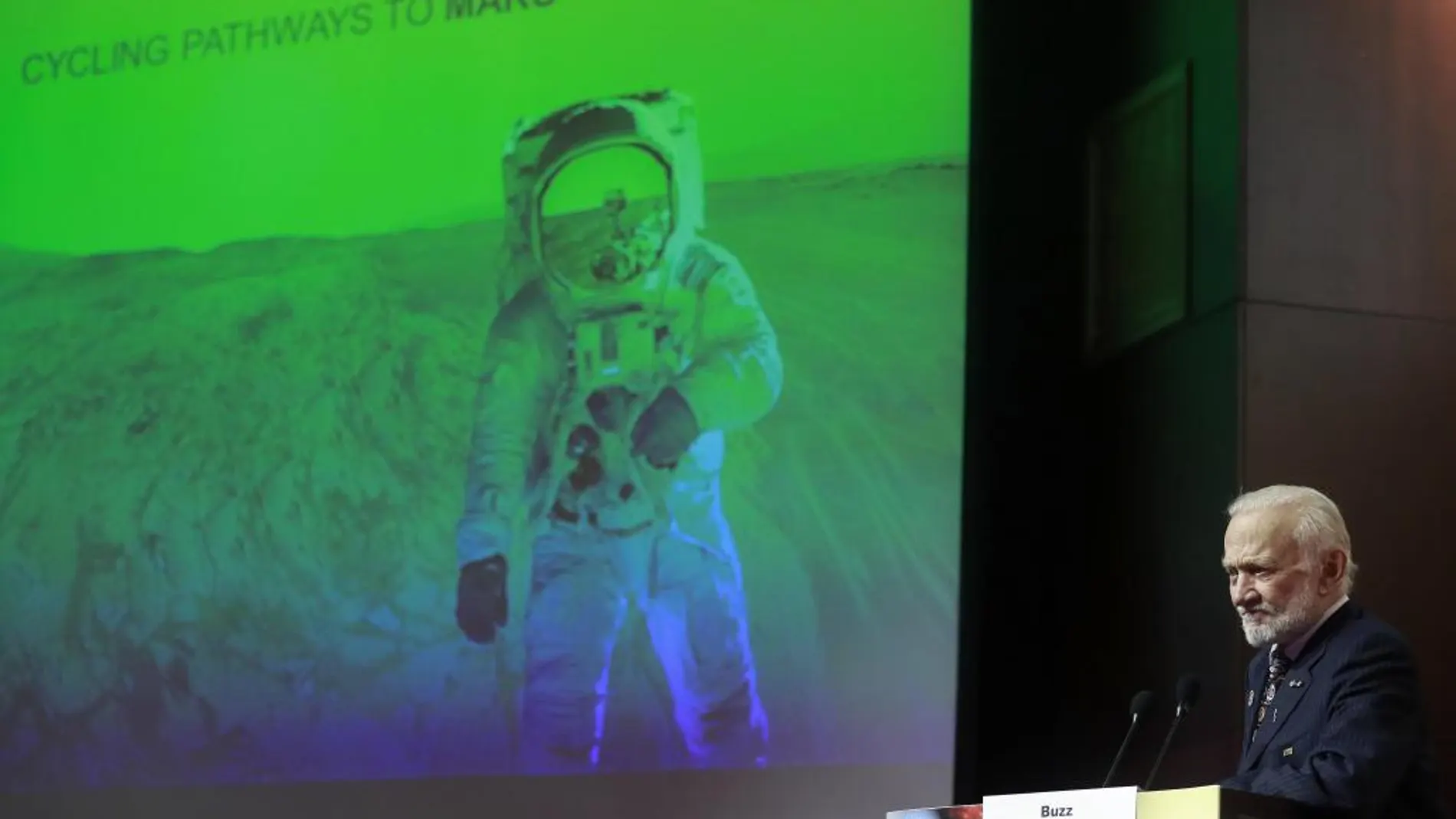 l ingeniero estadounidense y astronauta de la NASA retirado Buzz Aldrin, habla durante un encuentro de dos días para analizar la futura cooperación en la exploración lunar y marciana entre agencias espaciales de todo el mundo, en Pekín, China