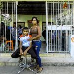 Romelis Guilarte y su hijo Jickson Rodríguez, de 14 años, en Villa Bahía, una populosa barriada de Ciudad Guayana
