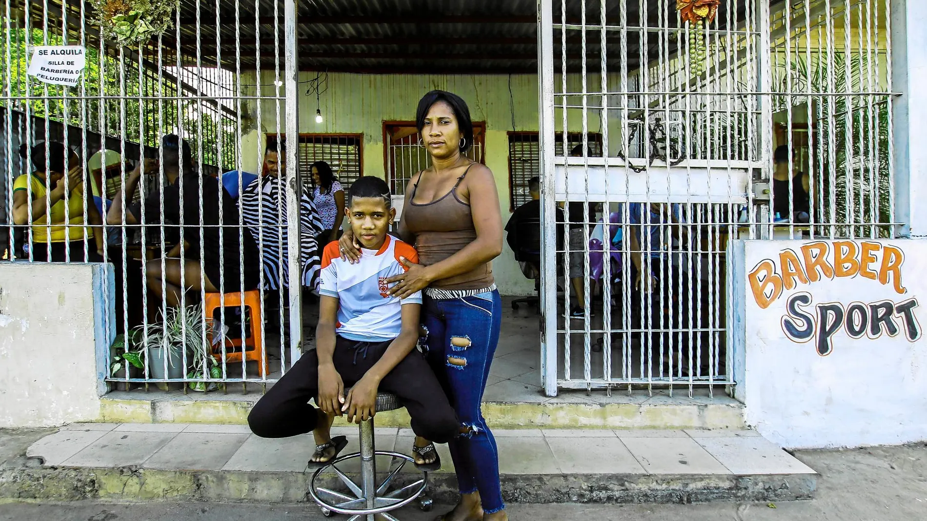 Romelis Guilarte y su hijo Jickson Rodríguez, de 14 años, en Villa Bahía, una populosa barriada de Ciudad Guayana