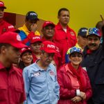 El presidente de Venezuela, Nicolás Maduro, junto a la primera dama Cilia Flores (2d) participa en una manifestación el domingo 1 de mayo de 2016 en Caracas (Venezuela).