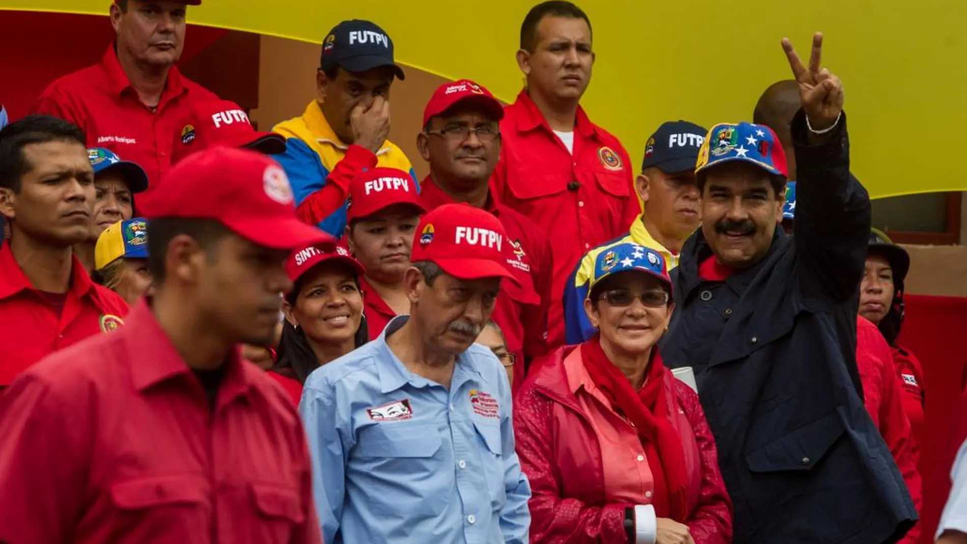 El presidente de Venezuela, Nicolás Maduro, junto a la primera dama Cilia Flores (2d) participa en una manifestación el domingo 1 de mayo de 2016 en Caracas (Venezuela).