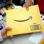 Un cliente recibiendo un paquete de Amazon / Reuters