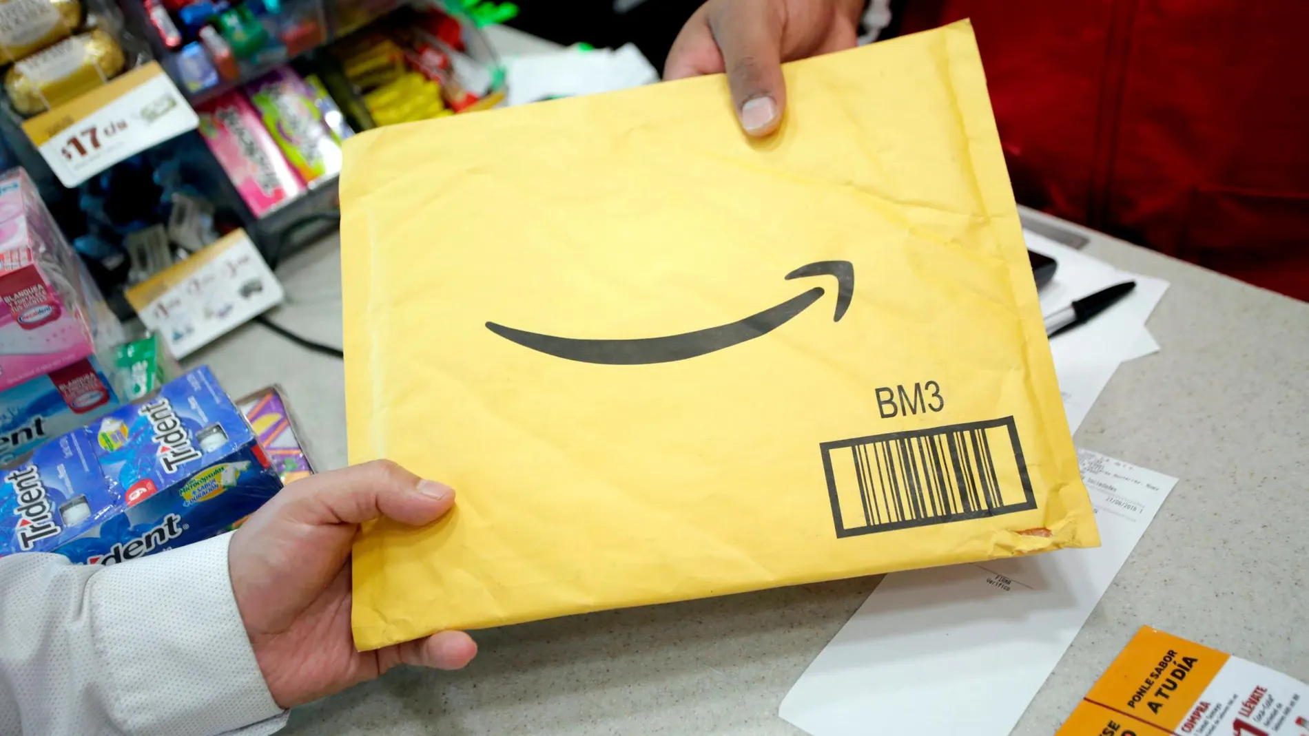 Un cliente recibiendo un paquete de Amazon / Reuters