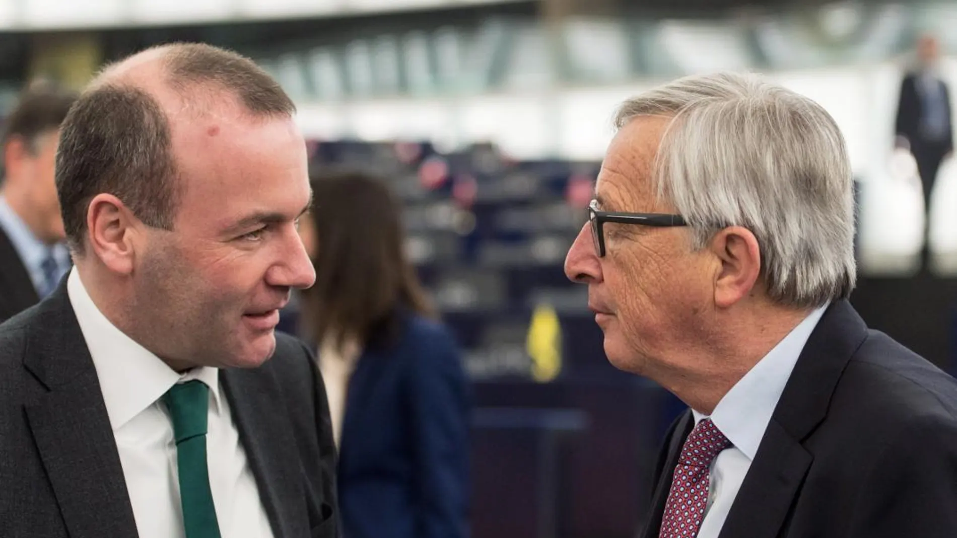Imagen de archivo que muestra a Manfred Weber (i), líder del Partido Popular Europeo (EPP), mientras conversa con el actual presidente de la Comisión Europea (CE), Jean-Claude Juncker (d).