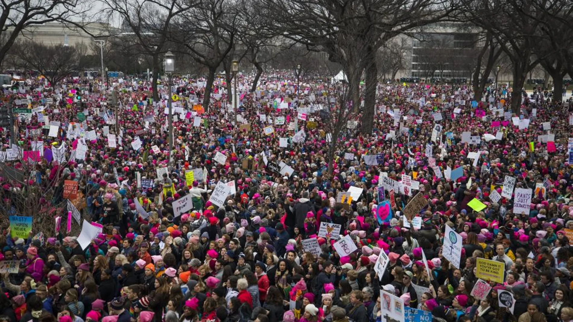 Miles de mujeres han llegado a Washington para marchar contra Donald Trump en una de las protestas más concurridas de la historia de EE UU