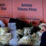 Primeras placas en memoria de víctimas de ETA en el lugar en el que fueron asesinadas en San Sebastián
