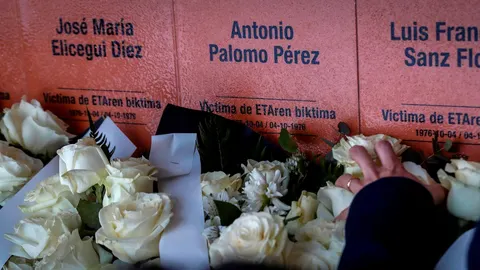 Primeras placas en memoria de víctimas de ETA en el lugar en el que fueron asesinadas en San Sebastián