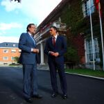El presidente del Gobierno, Mariano Rajoy, mantuvieron un almuerzo, en el Palacio de La Moncloa, con el secretario general del PSOE, Pedro Sánchez