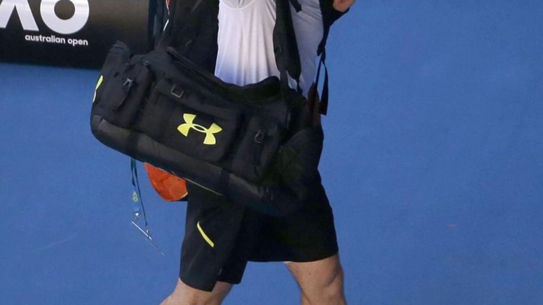 Andy Murray abandona la pista tras la derrota.