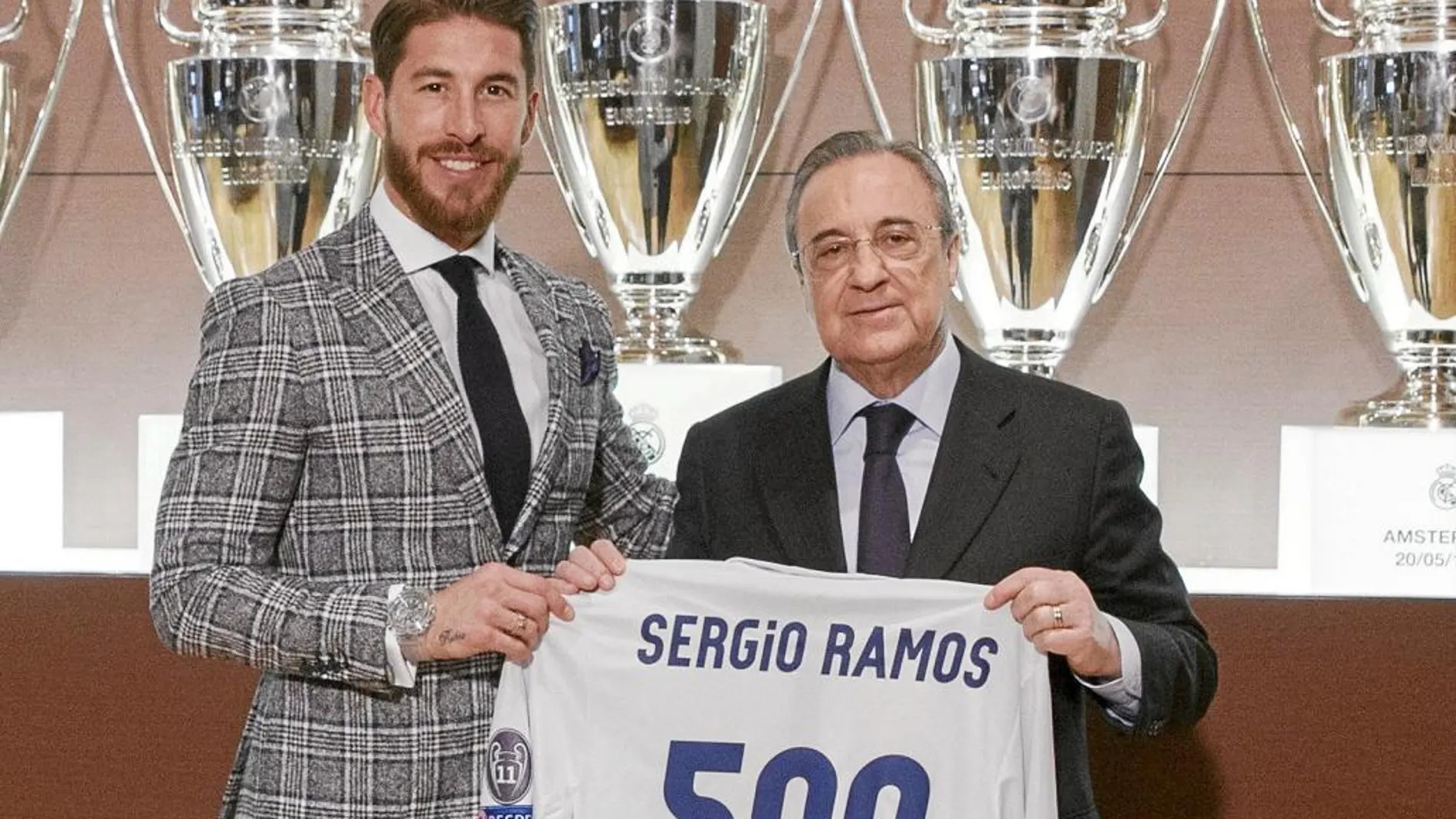 Florentino Pérez entregó a Ramos la camiseta de sus 500 partidos