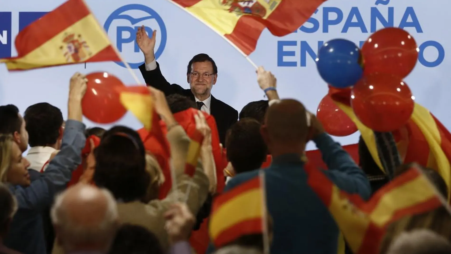 Rajoy, durante la clausura de un mitin de la coalición UPN-PP, esta tarde en Pamplona.