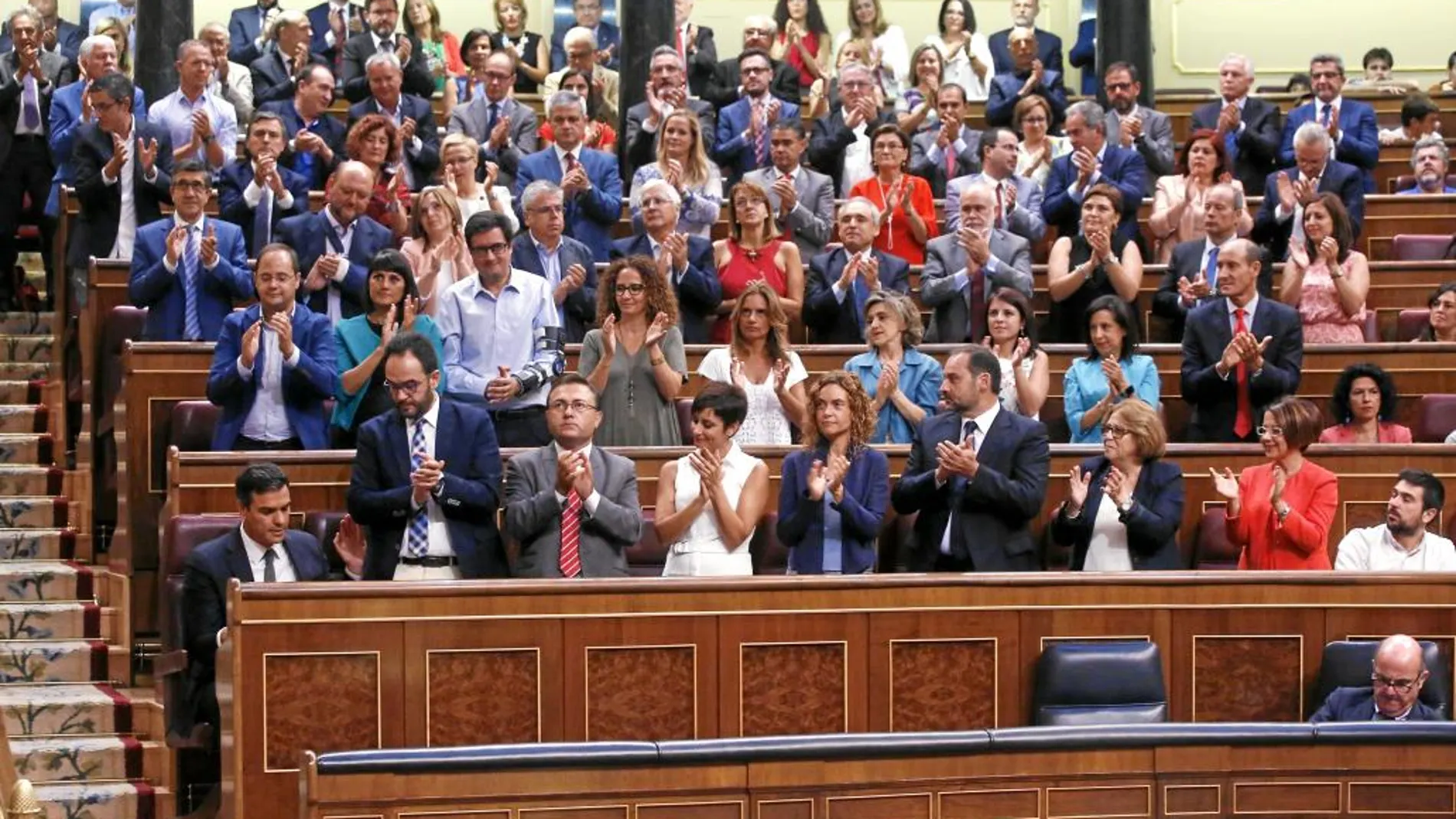 La bancada socialista aplaude en pie a su líder, Pedro Sánchez, después de que pronunciara un duro discurso contra Rajoy que cierra la puerta a un posible entendimiento futuro