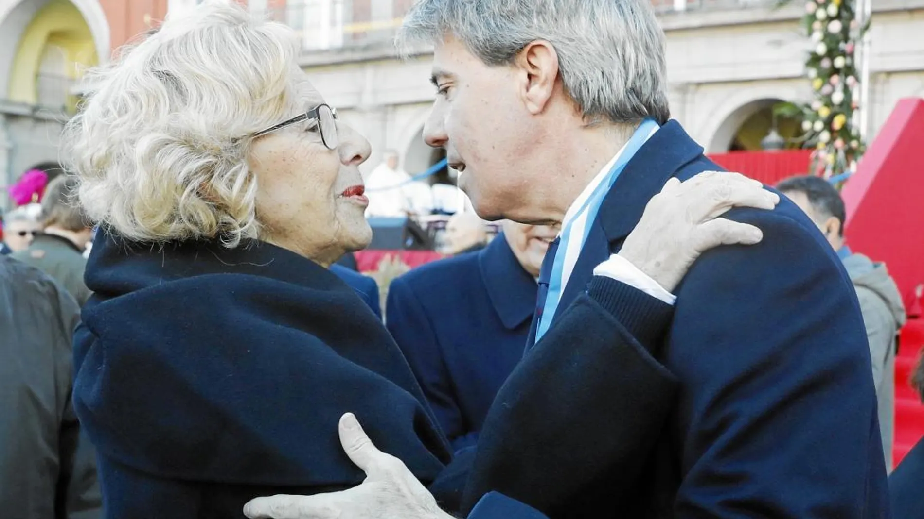 La alcaldesa de Madrid, Manuela Carmena, saluda al presidente de la Comunidad, Ángel Garrido el pasado viernes en la celebración de la Almudena