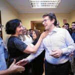 El precandidato Alfonso Fernández Mañueco saluda a afiliados del PP de Valladolid