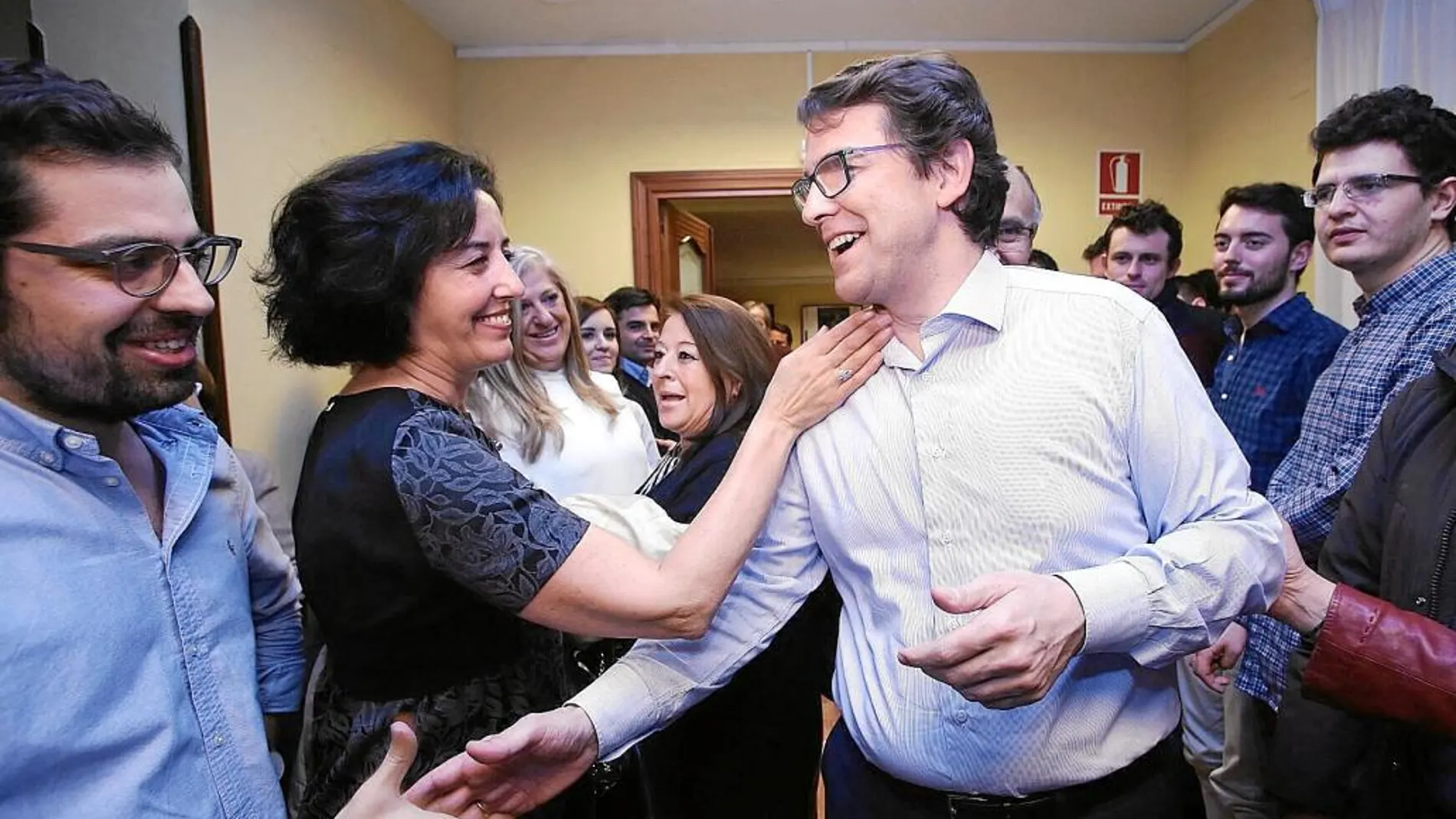 El precandidato Alfonso Fernández Mañueco saluda a afiliados del PP de Valladolid