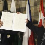 El presidente del Consejo Europeo, Donald Tusk, y el del Parlamento Europeo, Antonio Tajani, sostienen la Declaración de Roma