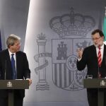El primer ministro de Italia, Paolo Gentiloni, y el presidente del Gobierno, Mariano Rajoy, durante la rueda de prensa ofrecida tras la reunión
