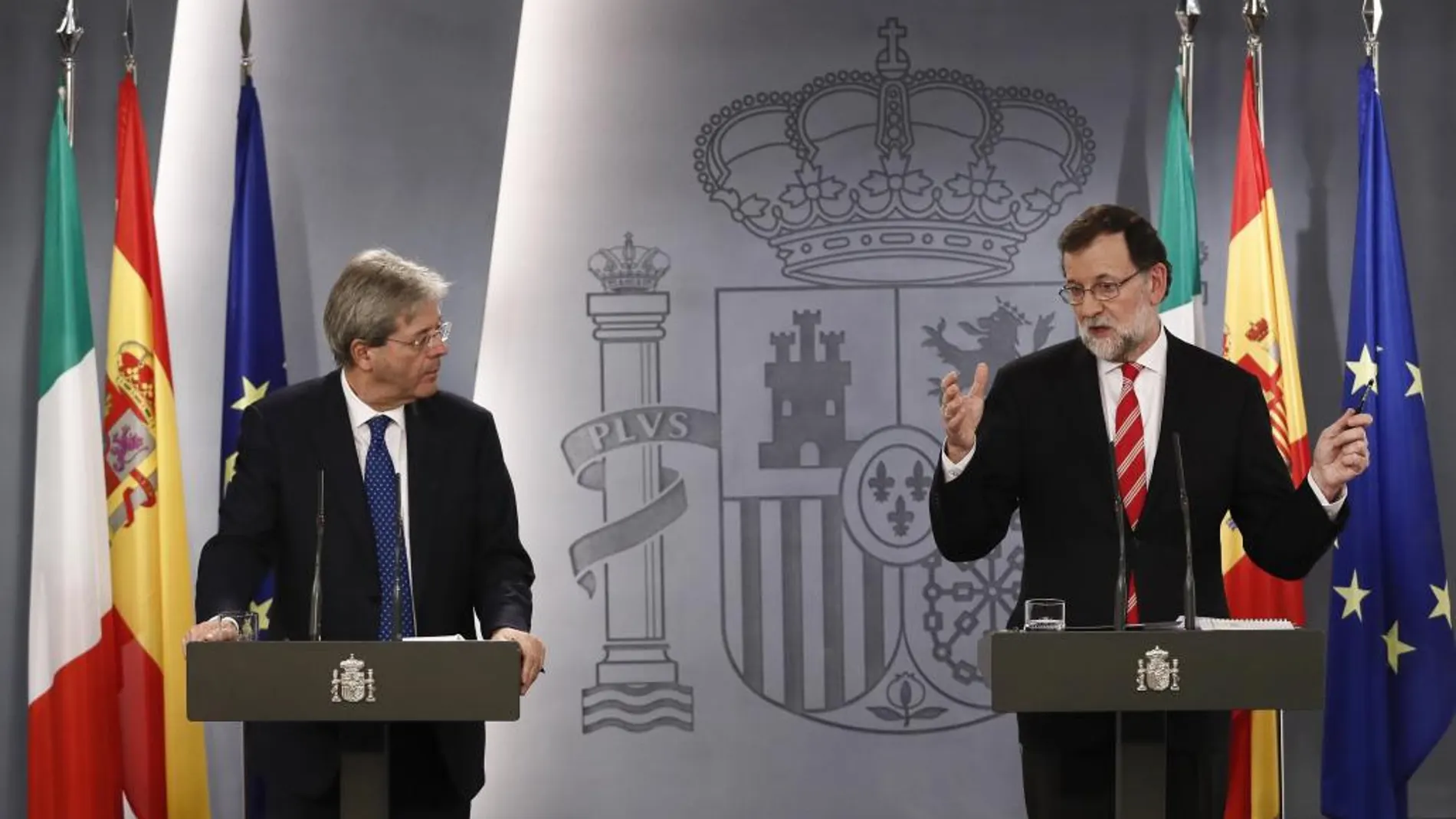 El primer ministro de Italia, Paolo Gentiloni, y el presidente del Gobierno, Mariano Rajoy, durante la rueda de prensa ofrecida tras la reunión