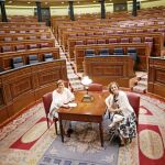 Milagros Cabezalí (taquígrafa) y Gloria Canencia, (estenotipista) en el hemiciclo