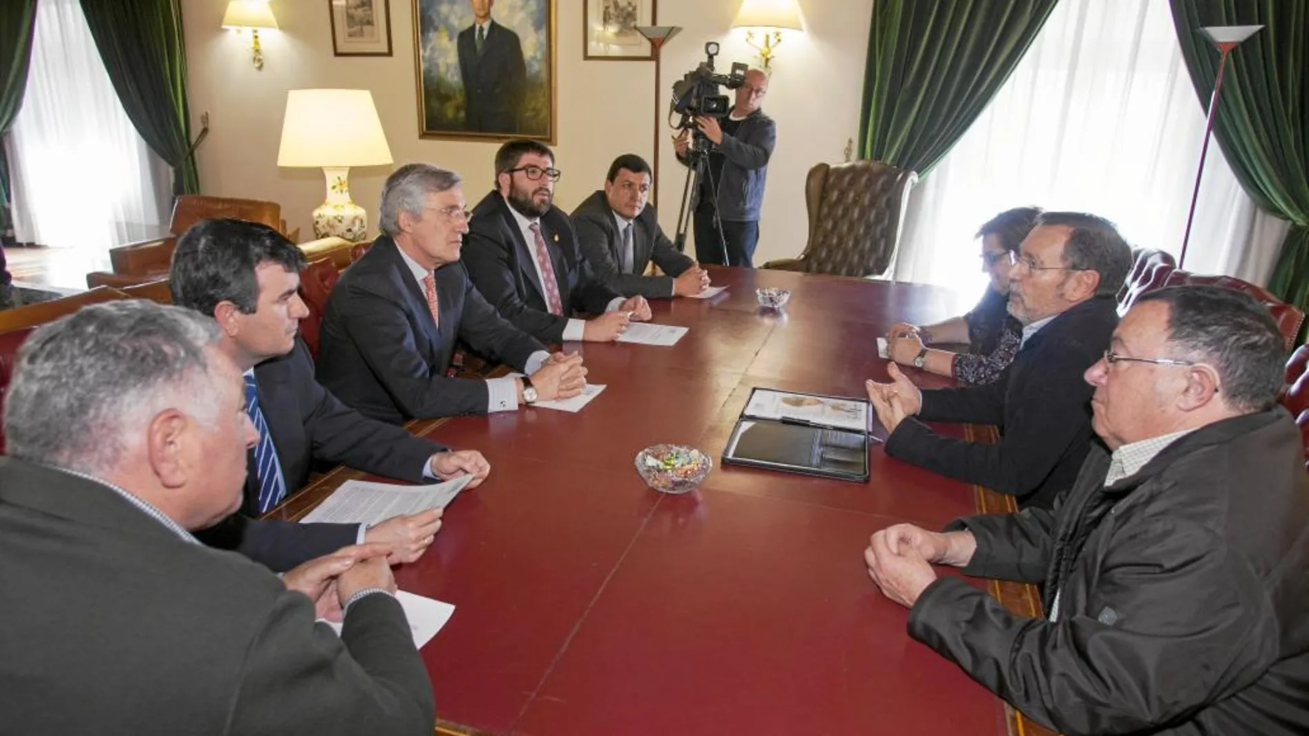 Jesús Manuel Sánchez Cabrera y José Luis Rivas, se reúnen con el presidente de la AECC en Ávila, Ignacio Paradinas