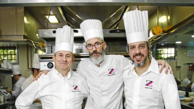 Julio Miralles, en el centro, cuenta con un gran equipo en los fogones