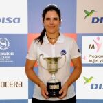 Natalia Escuriola, con el trofeo