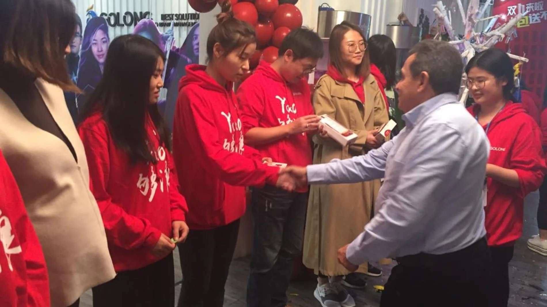 El presidente y fundador de Sesderma, Grabriel Serrano, agradeciendo el esfuerzo de los colaboradores.