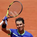 Nadal saluda a los espectadores tras imponerse a Bautista