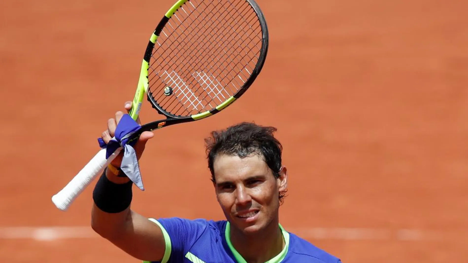 Nadal saluda a los espectadores tras imponerse a Bautista
