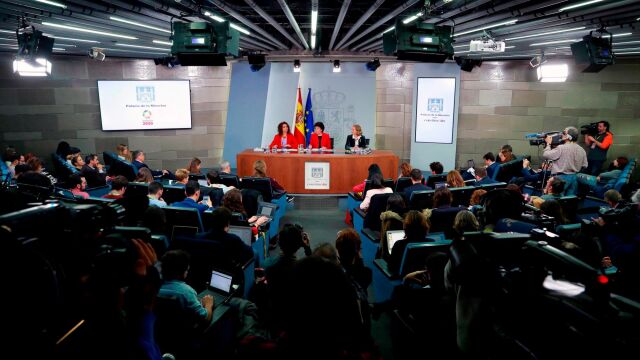La portavoz del Gobierno, Isabel Celaá (c), la ministra de Hacienda, María Jesús Montero (i), y la de Economía, Nadia Calviño (d), durante la rueda de prensa posterior a la reunión del Consejo de Ministros/Efe