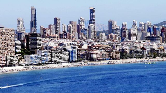 «La ciudad vertical». Benidorm es la ciudad de Europa con más rascacielos. Compite por ser declarada «Patrimonio de la Humanidad»