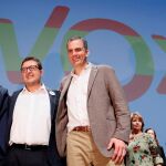El presidente de Vox, Santiago Abascal , el secretario general, Javier Ortega Smith, y el cabeza de lista por Sevilla Francisco Serrano, durante un acto en Sevilla / Foto: Efe