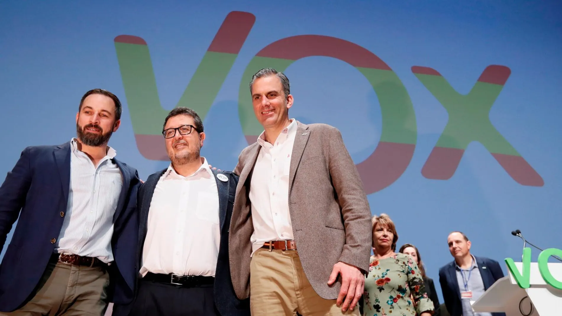 El presidente de Vox, Santiago Abascal , el secretario general, Javier Ortega Smith, y el cabeza de lista por Sevilla Francisco Serrano, durante un acto en Sevilla / Foto: Efe