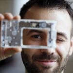 El cofundador de la empresa social Fairphone Miquel Ballester, con la placa de su teléfono modular durante la entrevista con EFE donde participa en el Festival de Tecnologías Creativas ‘Maker Faire’, este teléfono del que han vendido más de 100.000 unidades, diseñado para facilitar su reparación y no ser desechado