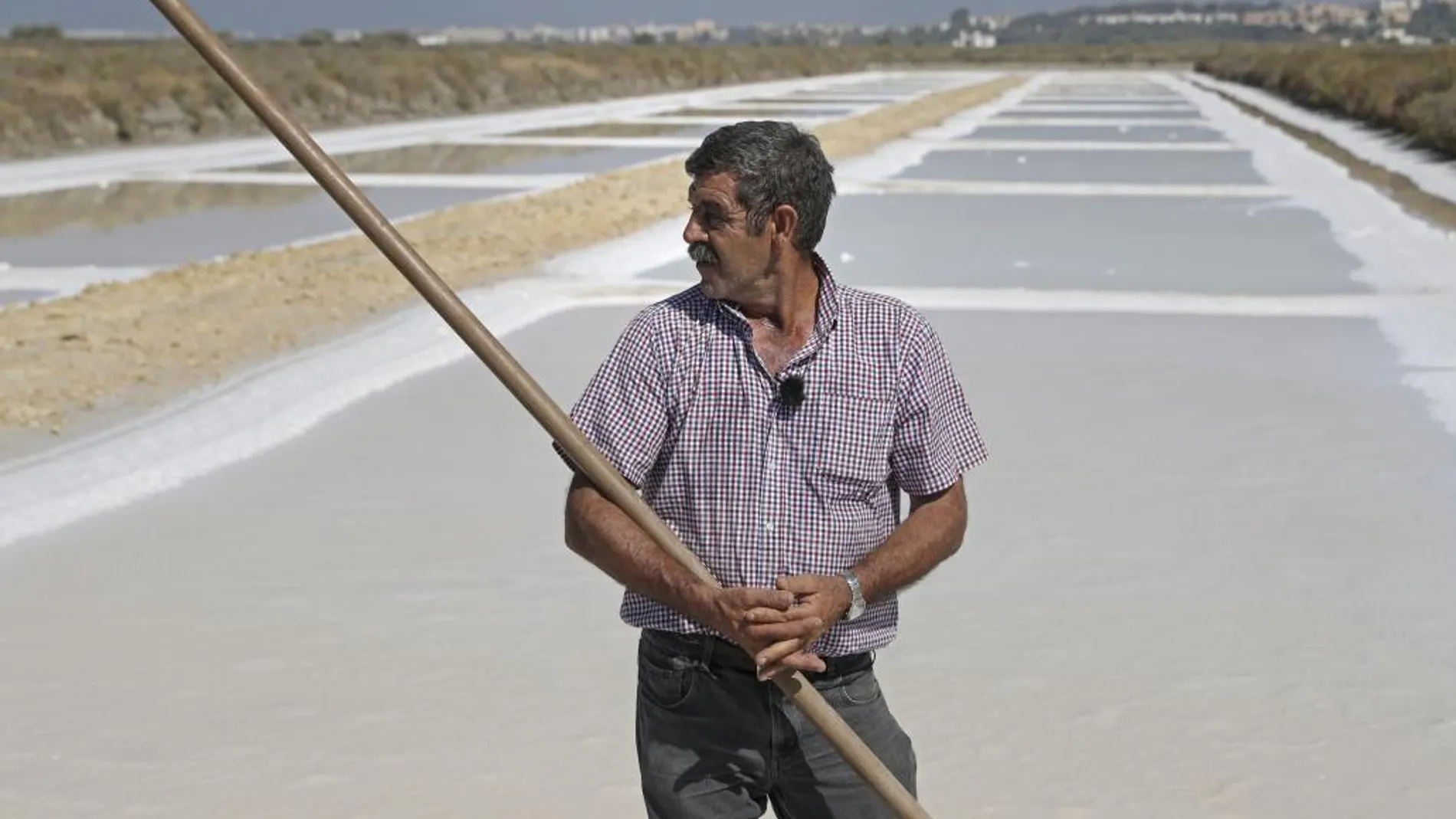 Demetrio Berenguer lleva trabajando desde los 12 en las salinas tradicionales de la Bahía de Cádiz