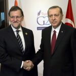 El presidente del Gobierno, Mariano Rajoy, y el presidente de la República de Turquía, Recep Tayyip Erdogan (d), durante la reunión bilateral que han mantenido en Antalya