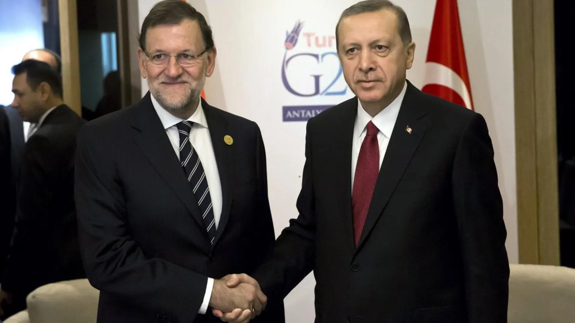 El presidente del Gobierno, Mariano Rajoy, y el presidente de la República de Turquía, Recep Tayyip Erdogan (d), durante la reunión bilateral que han mantenido en Antalya