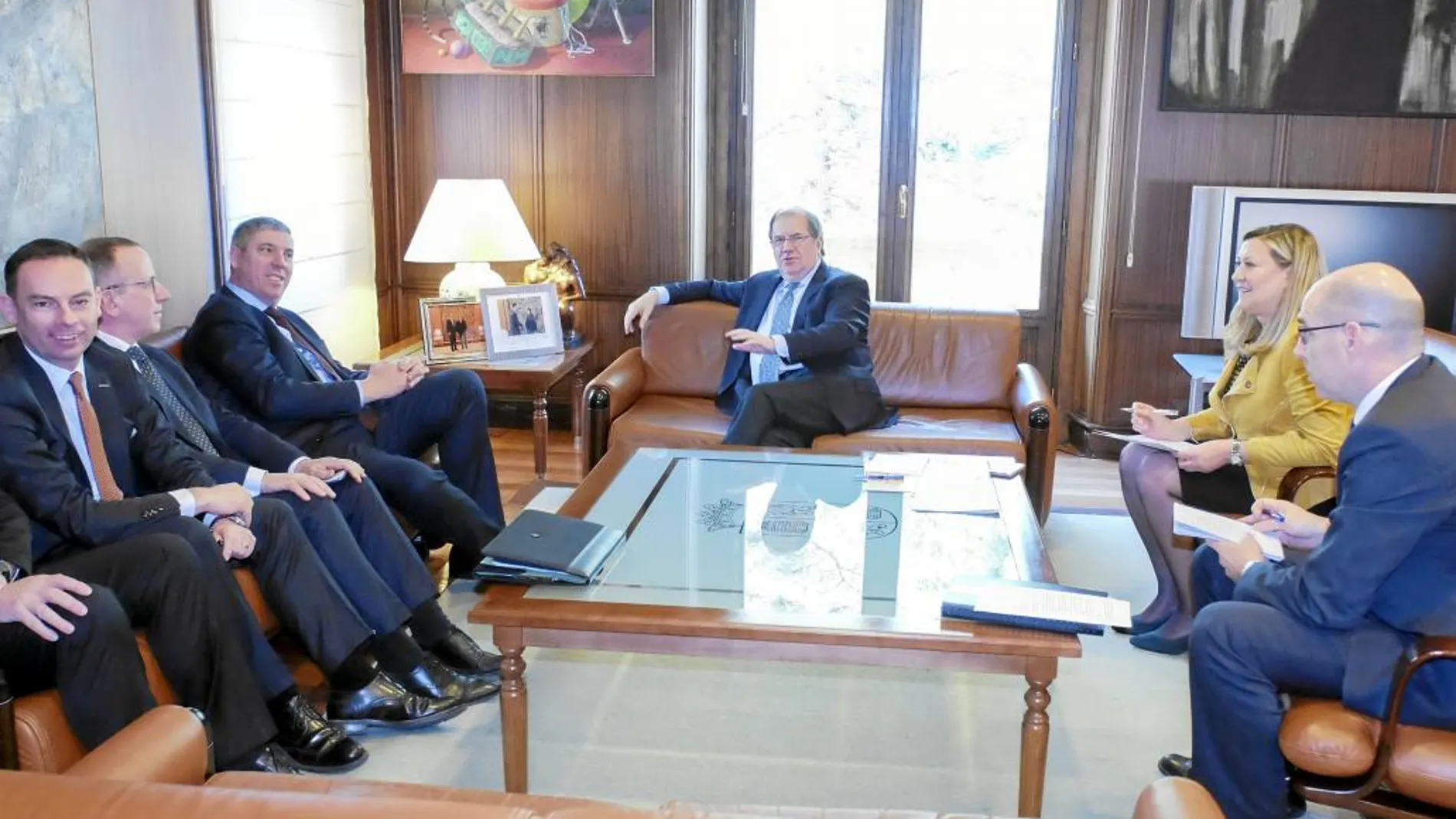El presidente Herrera, Pilar del Olmo y Tobalina se reúnen en la sede de la Junta con los dirigentes de Nissan encabezados por Vicente de los Mozos.