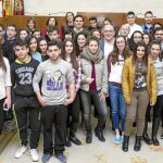 El presidente de la Diputación de Valladolid, Jesús Julio Carnero, presenta el IV Plan a varios jóvenes