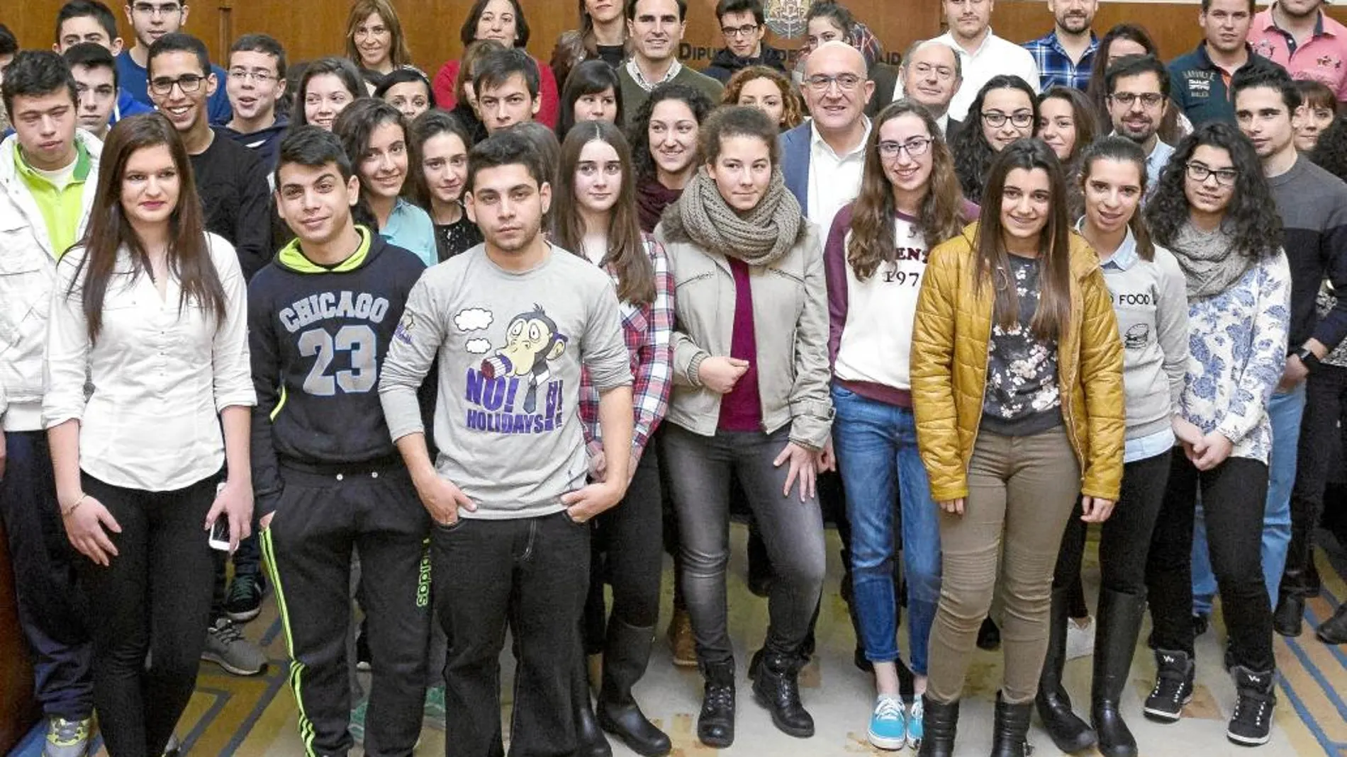 El presidente de la Diputación de Valladolid, Jesús Julio Carnero, presenta el IV Plan a varios jóvenes