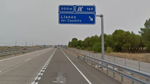Desvío en la A-4 al municipio de Llanos del Caudillo.