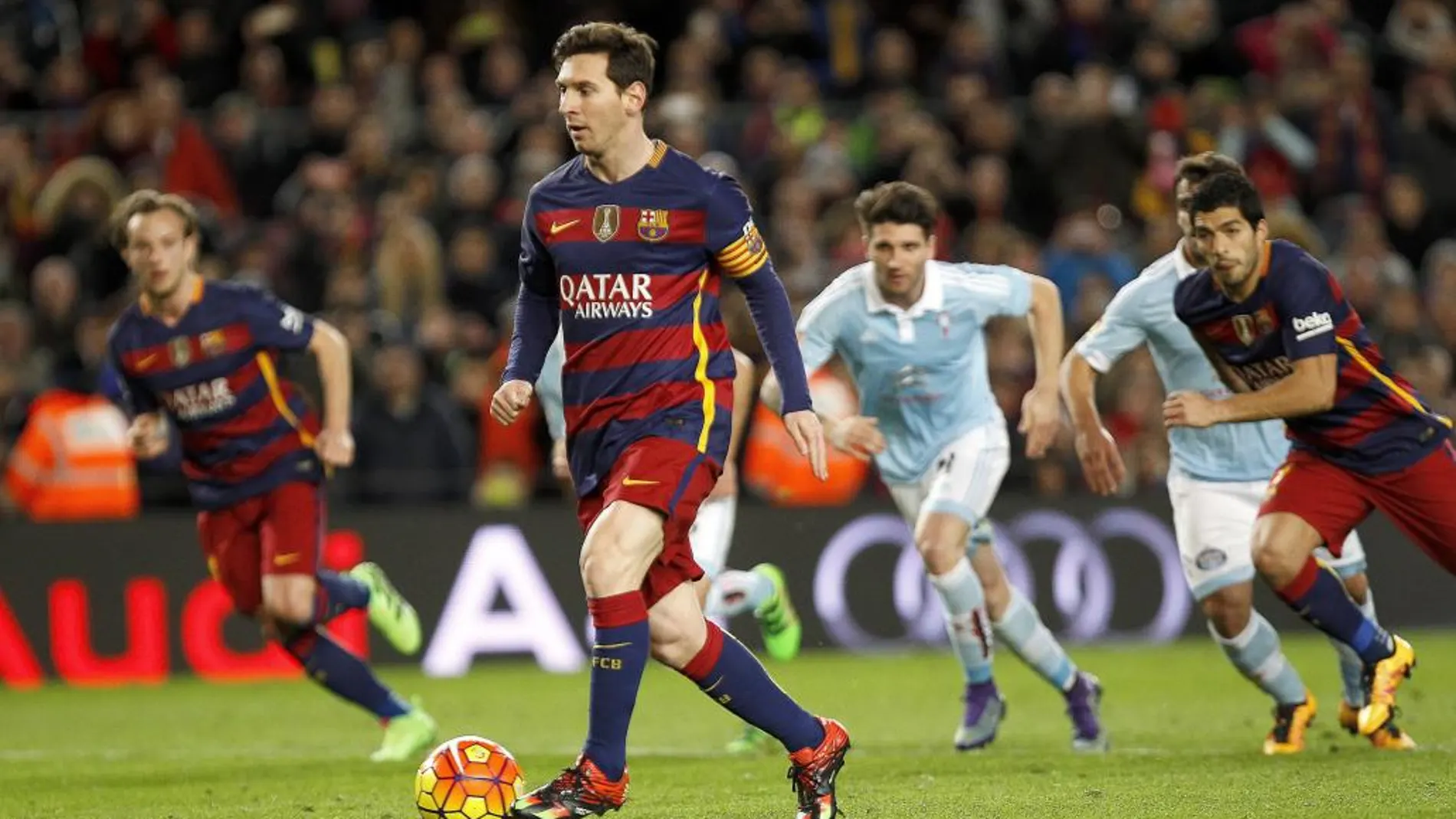 El delantero argentino del FC Barcelona Leo Messi (c) lanza el penalti que remata el delantero uruguayo Luís Suárez (d) para conseguir el cuarto gol ante el Celta de Vigo