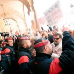 Mossos d'Esquadra tratan de impedir que los médicos de atención primaria que se concentran ante el Parlament