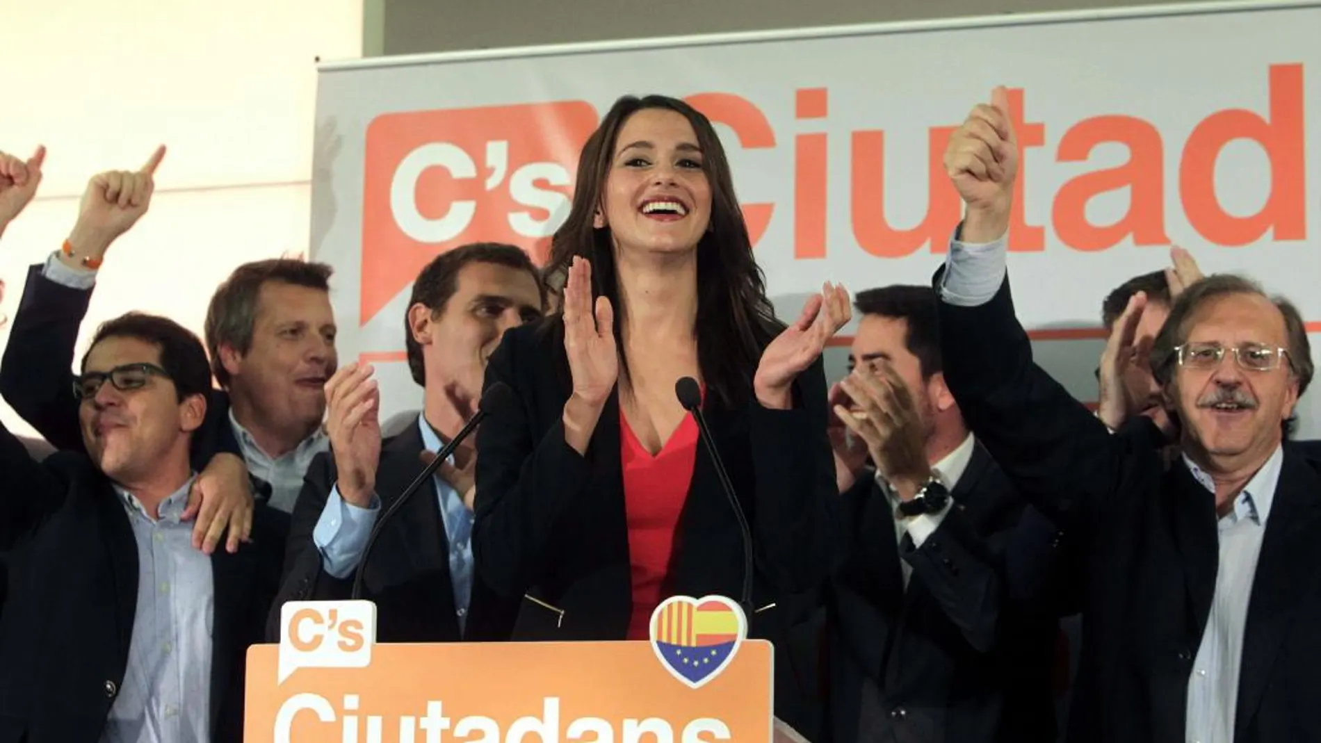 La candidata a la presidencia de la Generalitat por Ciutadans, Inés Arrimadas (c) y el líder del partido, Albert Rivera (4i) durante la rueda de prensa