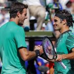 El tenista argentino Juan Martin del Potro (i) estrecha la mano del suizo Roger Federer