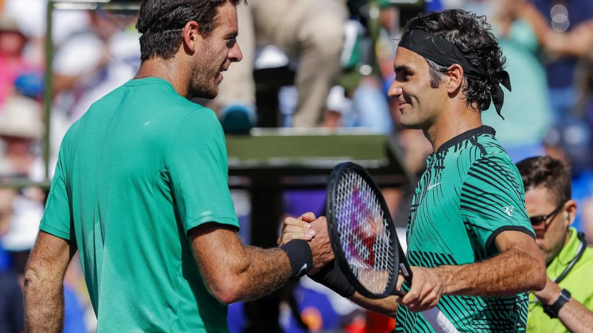 El tenista argentino Juan Martin del Potro (i) estrecha la mano del suizo Roger Federer