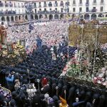 Los fieles abarrotan las calles en la Semana Santa leonesa el pasado año