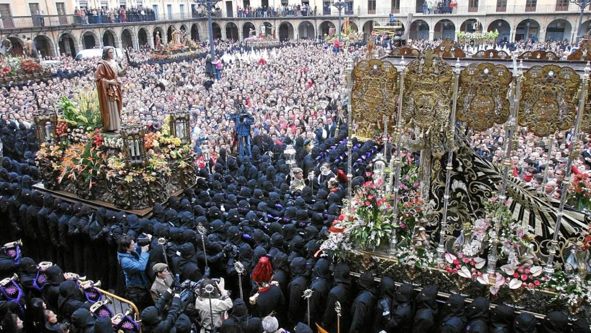 Los fieles abarrotan las calles en la Semana Santa leonesa el pasado año