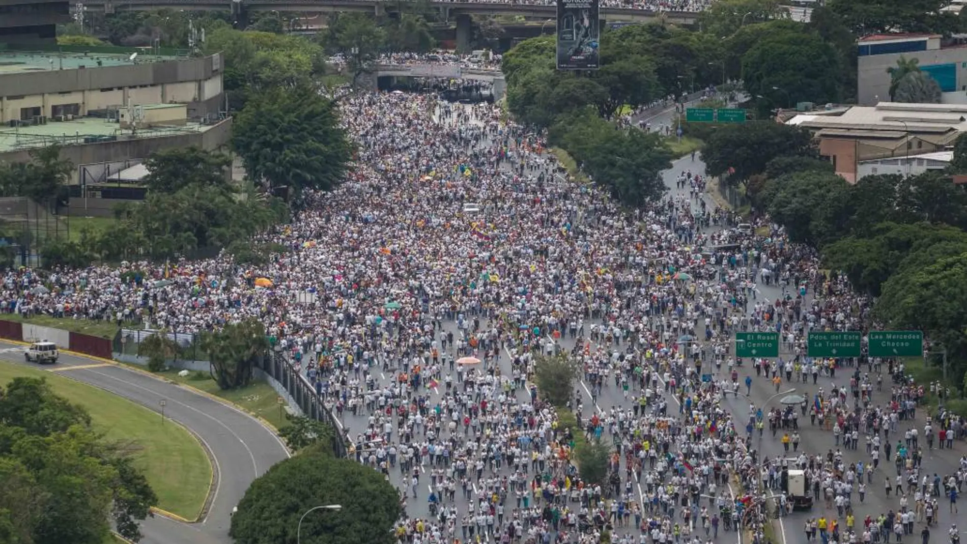 Vista general de la multitudinaria manifestación hoy, miércoles 26 de octubre de 2016, denominada "Toma de Venezuela".